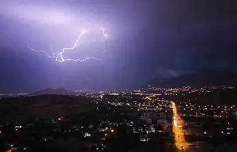Kayseri'de geceyi şimşekler aydınlattı