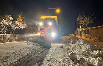 Kayseri'de kar yağışı ve tipi nedeniyle 128 yol ulaşıma kapalı