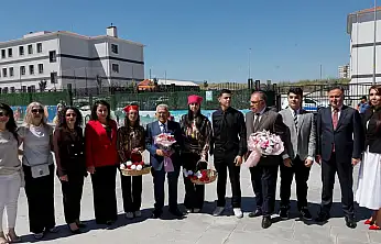 Kayseri'de protokol, öğrencilerin karne heyecanına ortak oldu