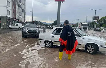 Kayseri'de yağışta araçlarıyla mahsur kalan vatandaşlar kurtarıldı