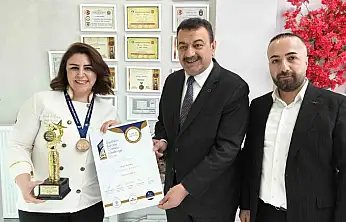 Kayserili pasta şefi Yunanistan'da Türk bayrağını dalgalandırdı