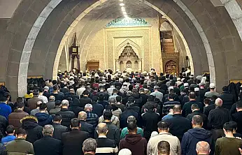 Kayserili vatandaşlar Berat Kandilinde ellerini semaya açtı