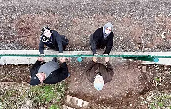 Kemal Sunal'ın propaganda filmi gerçek oldu: Tel örgüyle ikiye bölünen mahallede vatandaşlar ihtiyaçlarını gidermek için 5 kilometre yürüyor