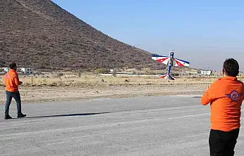 Kendi ürettikleri model uçakla hedef 100 kilometre uçmak