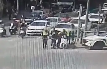Kuryeyi polisin 'heimlich' manevrası kurtardı