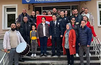 Mahalle sakinlerinden polislere sürpriz kutlama