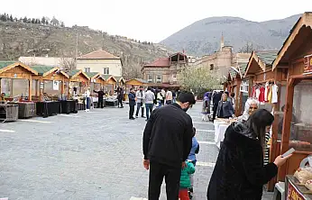 Maharetli Eller Pazarı Kasım'da yine dolup taştı