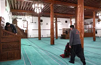 Melikgazi'de camiler Ramazan için temizleniyor