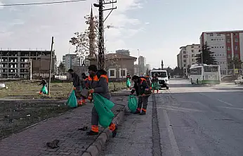 Melikgazi'de şiddetli rüzgarın etkileri temizlendi