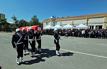Merhum polis babasını asker selamı ile uğurladı
