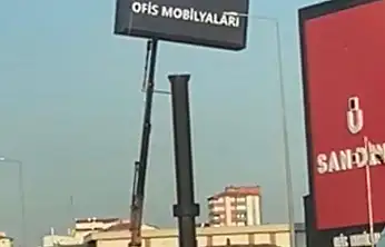 Metrelerce yükseklikte önlem almadan çalışan işçiler yürekleri ağza getirdi