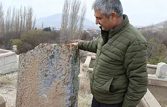 Mezarlıktaki esrarengiz taş