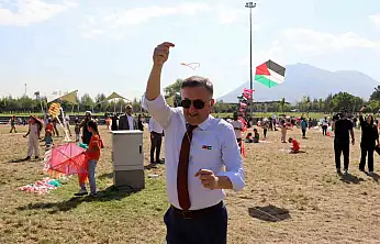 Minik öğrenciler 'gökyüzünden' mesaj verdi