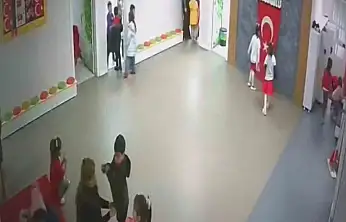 Minik öğrencilerin bayrak hassasiyeti duygulandırdı