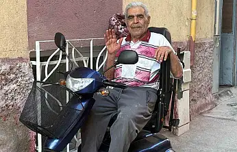 Oğlunun akülü tekerlekli sandalyesini yaktığı babaya akülü araç hediye edildi