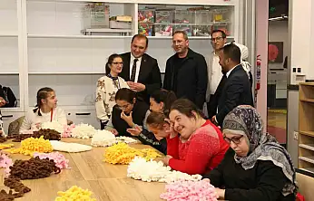 Özel kız öğrencilerinin el emeği atkıları, sevgi evlerindeki çocukları ısıttı