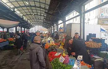 Pazarda zam şampiyonu salatalık