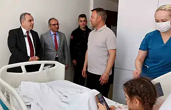 Rektör Prof. Dr. Altun'dan tedavi gören çocuklara 23 Nisan ziyareti