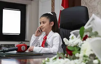 Rektör Prof. Dr. Altun, koltuğunu Minik Emine Defne'ye devretti