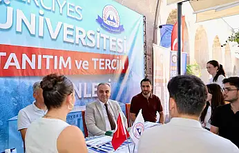 Rektör Prof. Dr. Fatih Altun, tercih danışmanlığı standında öğrenciler ile buluştu