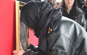 Şehit eşini askeri montuyla son yolculuğuna uğurladı