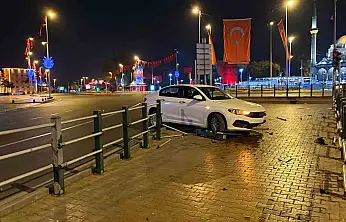 Seyir halindeyken uyuyan otomobil sürücüsü bariyerlere girdi