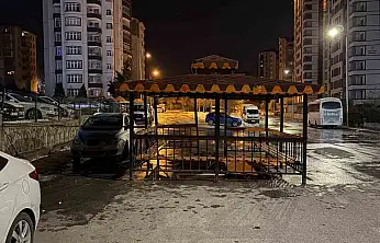 Şiddetli rüzgar, söktüğü kamelyayı bozmadan yola kondurdu