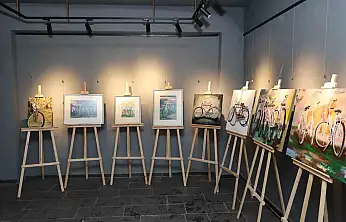 Su galerisinde sanat ve bisiklet buluşması