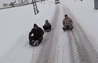 Traktör arkasında kayarak, o anları kayda aldılar