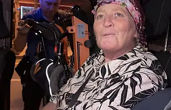 Tramvayı kaçıran anne ve engelli oğluna polisten yardım eli