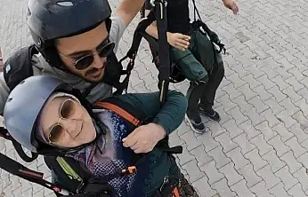 Türkan teyzenin paraşüt macerası güldürdü: 'İnşallah tansiyonumu yükseltmez'