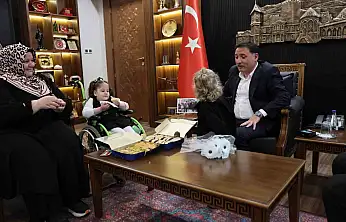Vali Çiçek tatlı isyanıyla yüzleri güldüren Rüveyda'yı makamında ağırladı