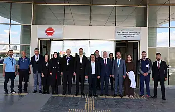 Vali Çiçek'ten hastanede tedavi gören vatandaşlara bayram ziyareti