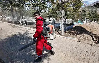 Yahyalı Belediyesi'nden bayram öncesi mezarlıklarda temizlik çalışması