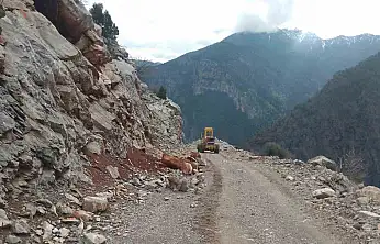 Yahyalı'da sel ve heyelan sonucu kapanan yollar açıldı