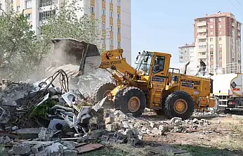 Yıldırım Beyazıt'ta 9 gecekondu kaldırılarak yerini park alanına bıraktı