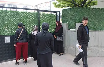 YKS'ye 2 dakika geç kalan genç gözyaşı döktü