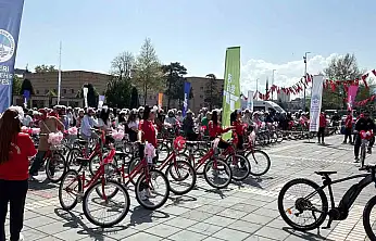 Yüzlerce anne Anneler Günü'nde pedalladı