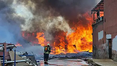 Açık alandaki hurdalar alev aldı: Çok sayıda ekip müdahale ediyor