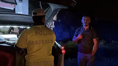 Alkollü sürücü merakına yenik düştü