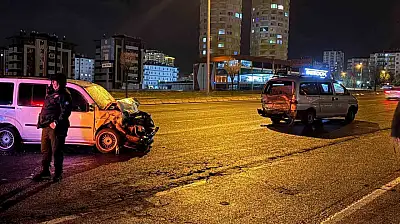 Arızalı minibüse çarpan araçta 7 aylık bebek dahil 6 yaralı