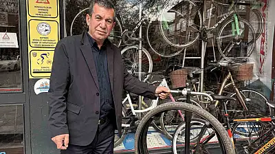 Askıda bisiklet parçaları, çocukların yüzünü güldürüyor