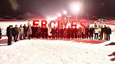 Bakan Tekin, Erciyes'te kayakseverlerle bir araya geldi
