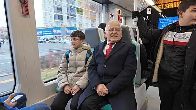 Başkan Büyükkılıç tramvaya bindi, yolcularla sohbet etti