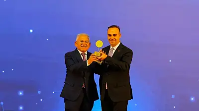 Başkan Büyükkılıç, Türkiye'de ilk olan RES projesiyle Bakan Kacır'ın elinden ödül aldı