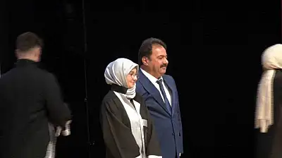 Bursa İl Emniyet Müdürü Gökce kızına diplomasını elleriyle verdi