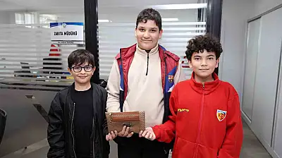 Çocuklardan örnek davranış: Buldukları cüzdanı sahibine ulaştırdılar