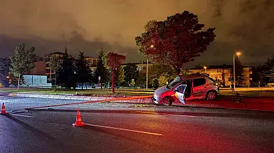 Direksiyon hakimiyetini kaybeden alkollü sürücü aydınlatma direğini devirdi