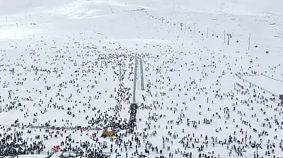 Erciyes'te hafta sonu pistler kayakçılarla doldu