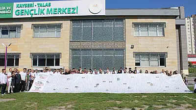 Gazze'de ölen çocukların ismi 12 metre uzunluğundaki pankarta sığmadı